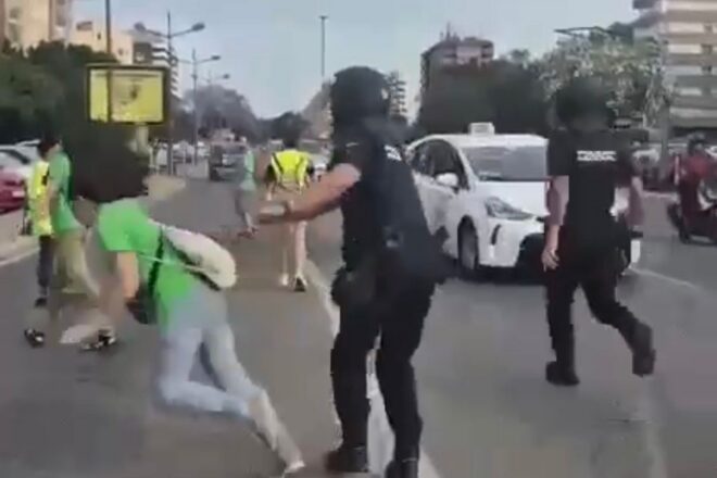 [VÍDEO] La policia espanyola agredeix brutalment per l’esquena una docent a prop de la Conselleria d’Educació