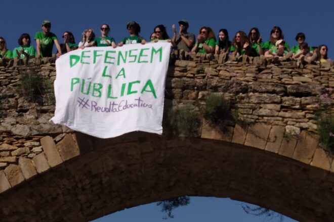 Docents dels Ports, el Maestrat i l’Aragó reivindiquen l’escola rural al pont del riu de les Truites