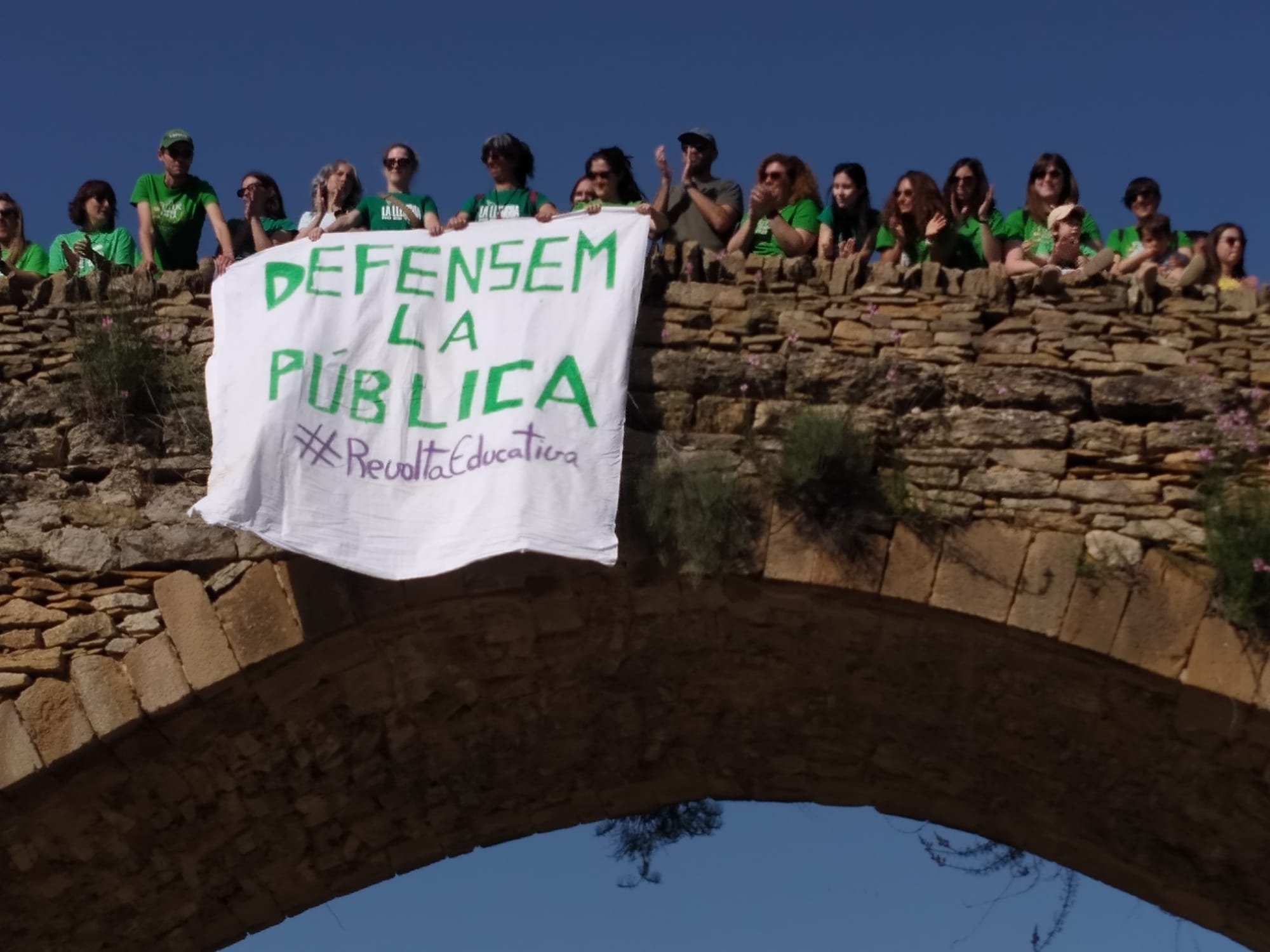 Docents dels Ports, el Maestrat i l’Aragó reivindiquen l’escola rural al pont del riu de les Truites