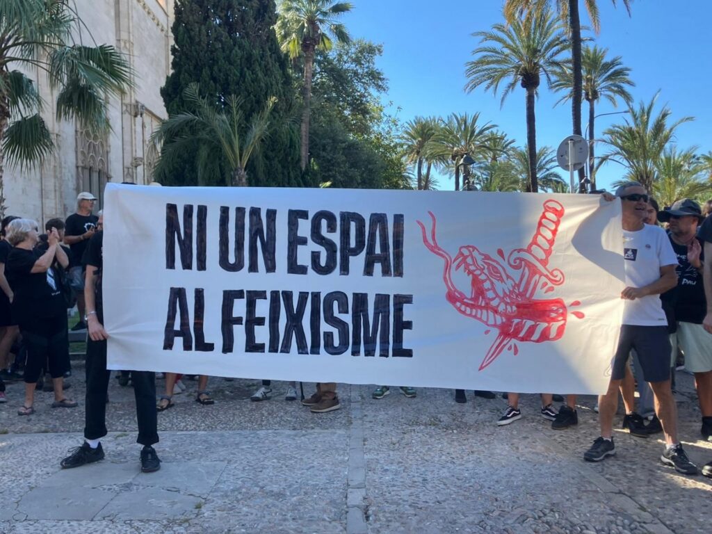 Més d’un centenar de persones reclamen l’enderrocament de la Feixina a Palma