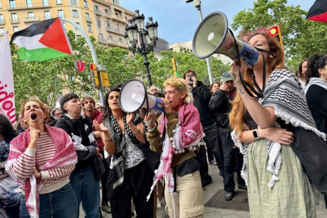 Unes 200 persones tallen el passeig de Gràcia per exigir l’alliberament d’activistes retinguts per Israel