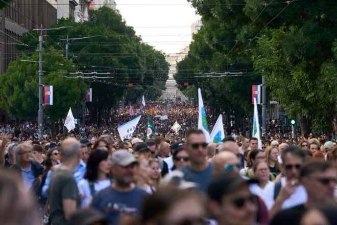 Una nova onada de protestes estudiantils contra el govern serbi acaba amb 23 detinguts