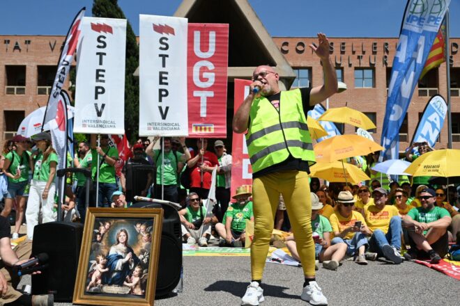 “Això és insuficient, volem el pa sencer”, la sensació unànime dels milers de docents concentrats a la Conselleria d’Educació