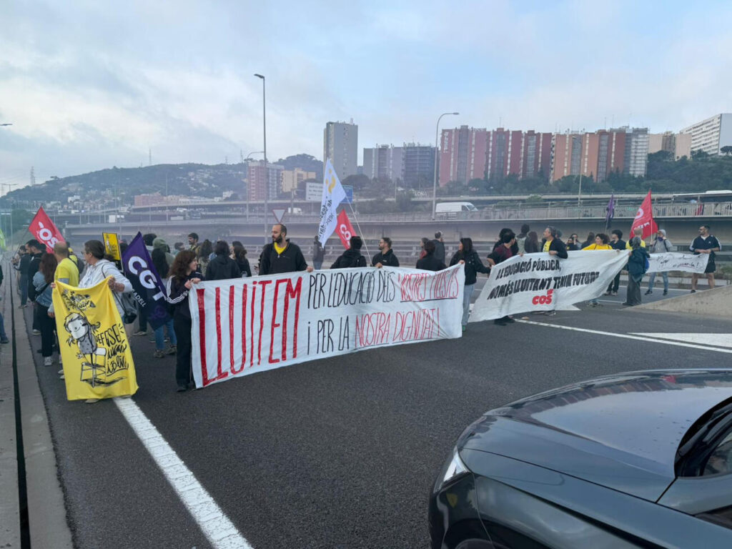 [EN DIRECTE] Quatre quilòmetres de retenció per un tall de la C-17 dels docents en vaga