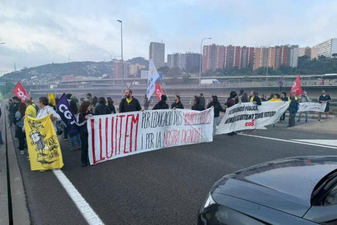 Quatre quilòmetres de retenció per un tall de la C-17 dels docents en vaga