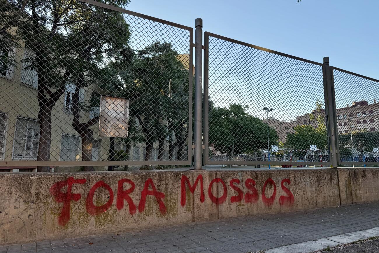 Una pintada contra la presència d'agents dels Mossos a les escoles (ACN).