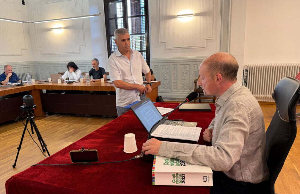Prenen possessió els nous regidors del PSC a Ripoll enmig de retrets de Sílvia Orriols