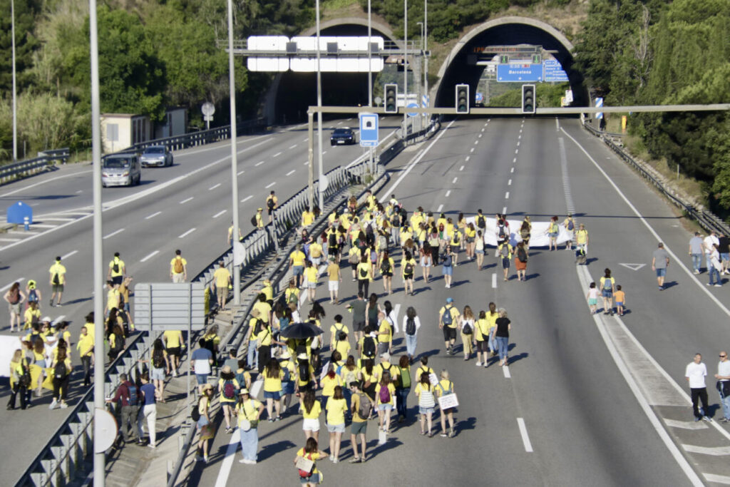 Els docents en vaga tallen la C-32 a Mataró