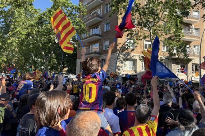 Milers d’afeccionats surten als carrers de Barcelona per a celebrar el títol de lliga