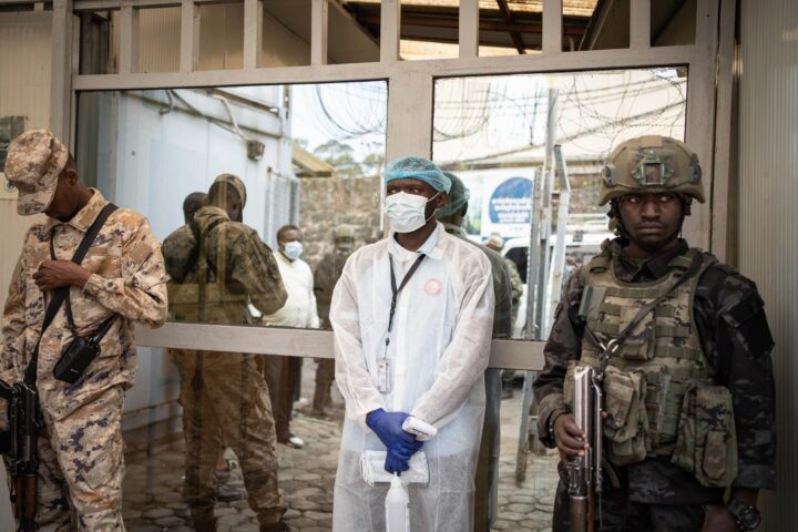 Un treballador sanitari, abillat amb equipament protector, es prepara per a tractar infectats d'Ebola a l'Institut Nacional de Recerca Biomèdica a Goma, a la província congolesa de Kivu Nord, abans-d'ahir (fotografia: Marie Jeanne Munyerenkana/Efe).