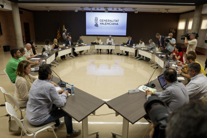 La desconfiança dels docents amb la Conselleria d’Educació marca el començament de la nova jornada de negociació