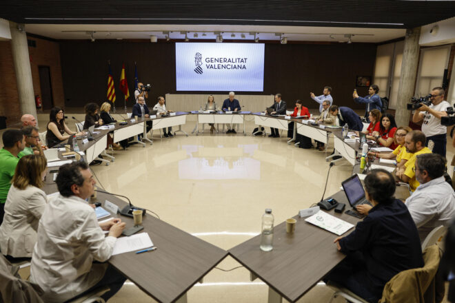 Ningú no s’aixeca de la taula: sindicats i Conselleria d’Educació es preparen per a una llarga nit de negociació