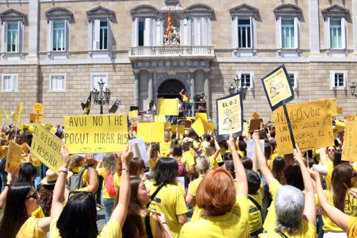 Milers de mestres d'educació infantil 0-3 omplen la plaça Sant Jaume, el 20 de maig.