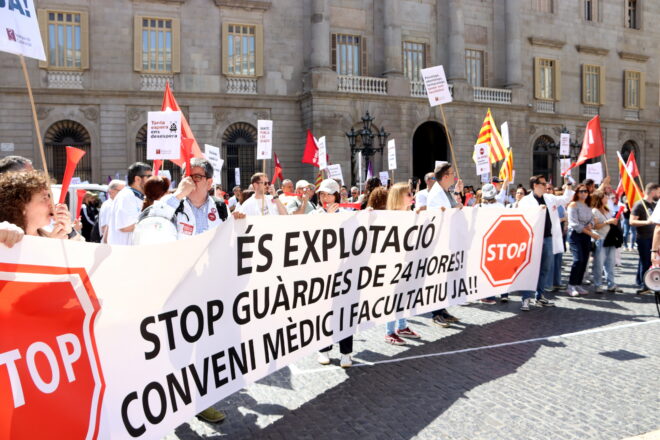 Els metges es concentren davant la Generalitat en una nova jornada de vaga