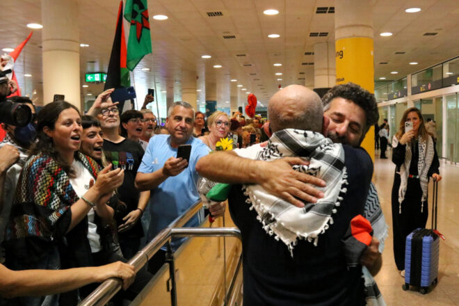 La flotilla denuncia quinze agressions sexuals i desenes de ferits entre els activistes detinguts per Israel