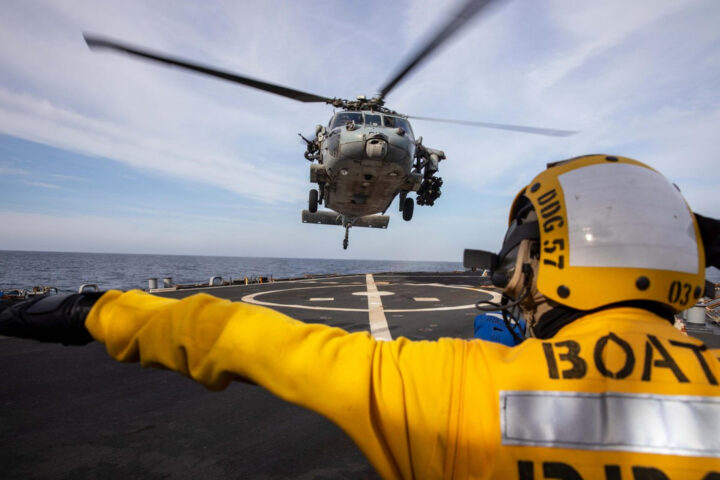 Fotografia difosa al compte oficial de X del Comandament Central dels EUA, que mostra l'aterratge d'un helicòpter MH-60S Sea Hawk a la coberta de vol del destructor de míssils guiats USS Mitscher, al golf Pèrsic.