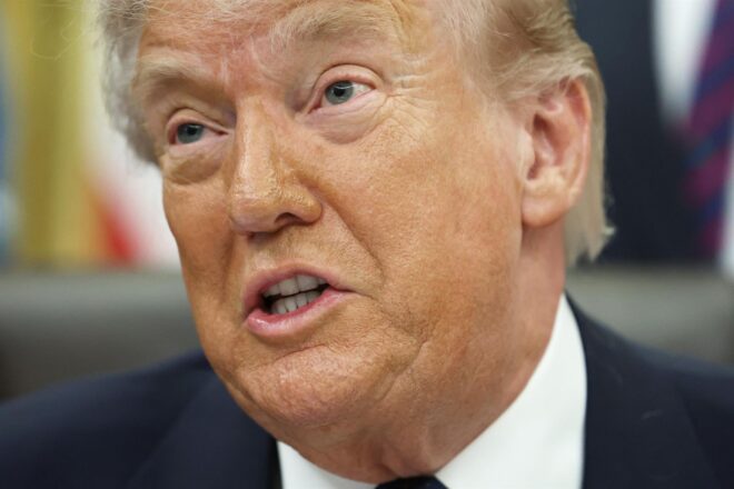 Trump fa una nova giragonsa i suspèn temporalment l’operatiu per a facilitar la sortida de vaixells del golf Pèrsic