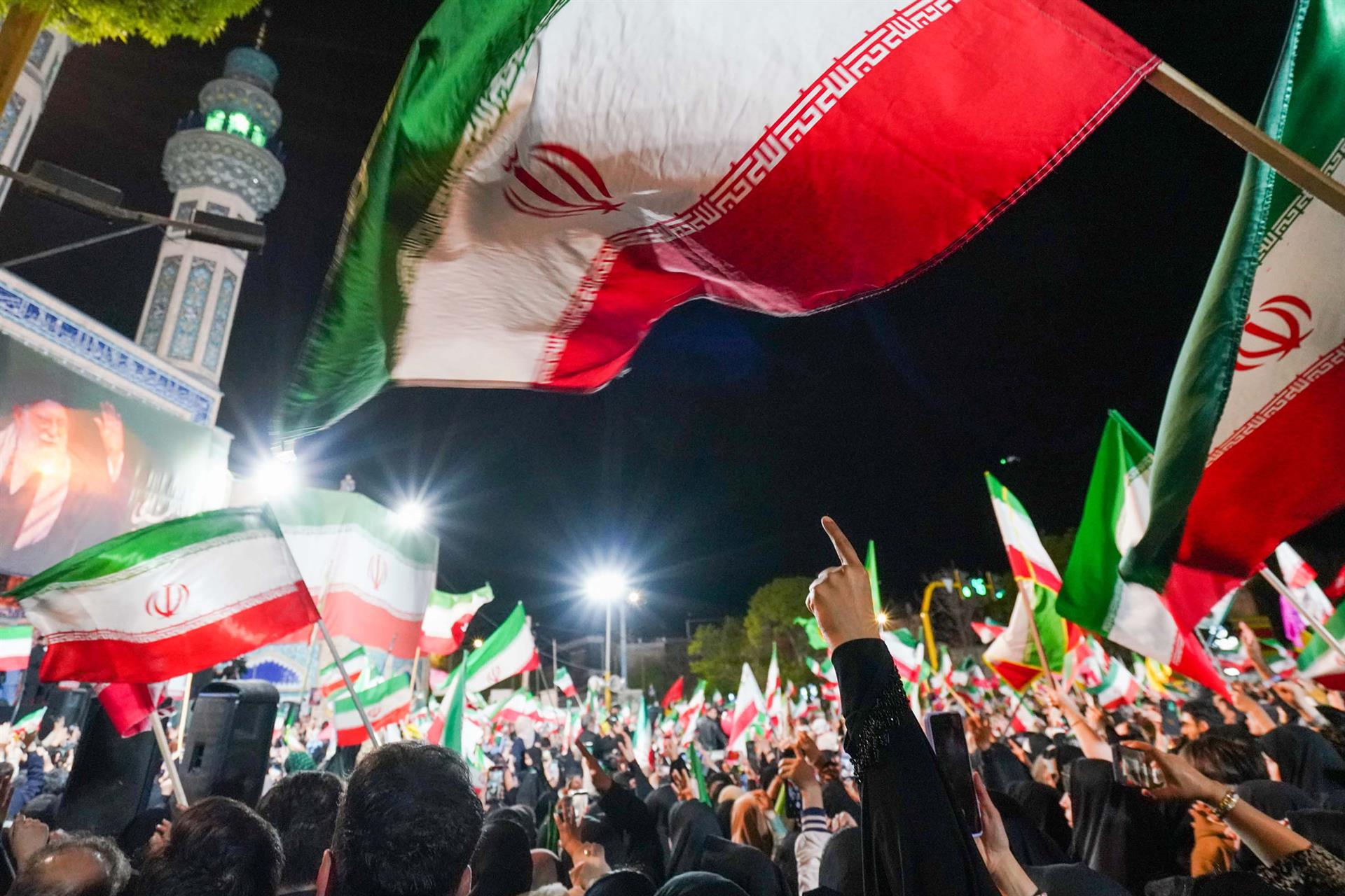 Partidaris del govern iranià onejant banderes nacionals en una manifestació organitzada per l’estat, enmig d’un alto-el-foc al conflicte que implica l’Iran, els Estats Units i Israel (fotografia: Europa Press/Contacto/Iranian Supreme Leader'S Off).