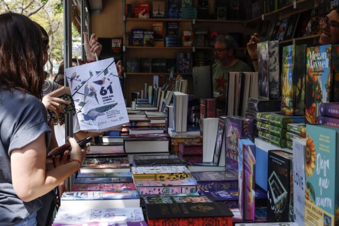 La pluja obliga a tancar la Fira del Llibre de València i no reobrirà fins a la tarda