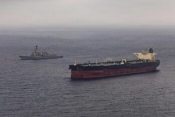 Un destructor de míssils guiats de l’armada dels Estats Units intercepta un petrolier iranià en aigües del golf Pèrsic (fotografia: US Navy/Zuma Press/Europa Press).