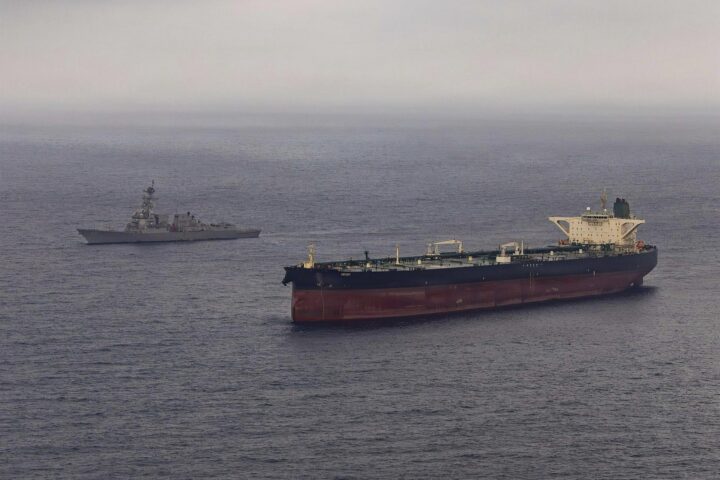 Un destructor de míssils guiats de l’armada dels Estats Units intercepta un petrolier iranià en aigües del golf Pèrsic (fotografia: US Navy/Zuma Press/Europa Press).