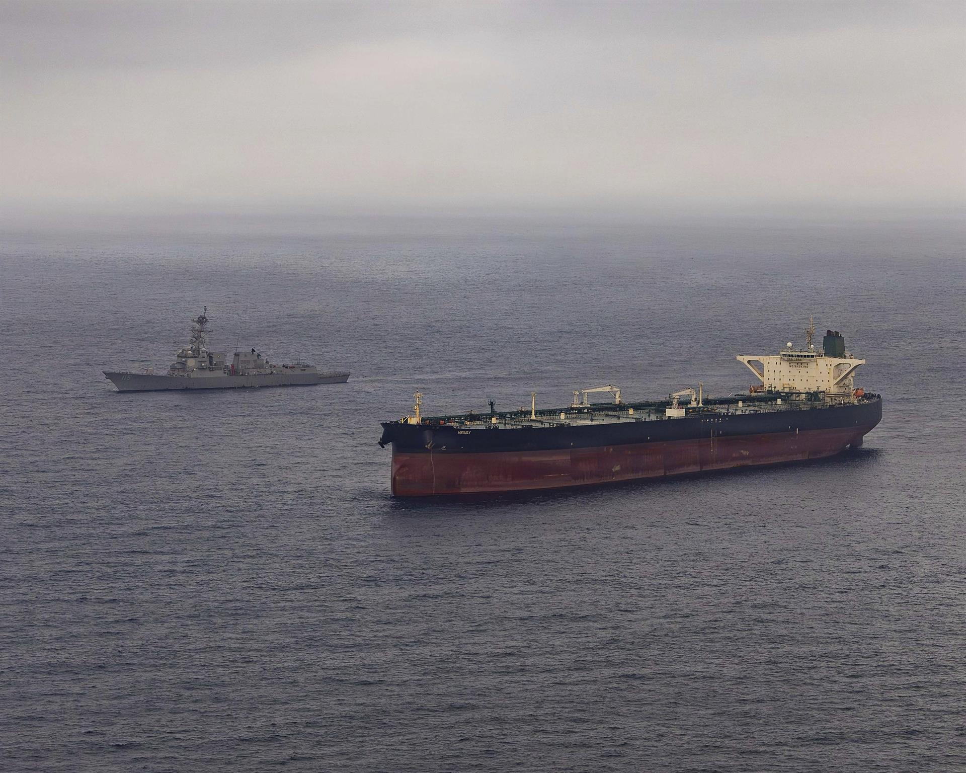 Un destructor de míssils guiats de l’armada dels Estats Units intercepta un petrolier iranià en aigües del golf Pèrsic (fotografia: US Navy/Zuma Press/Europa Press).