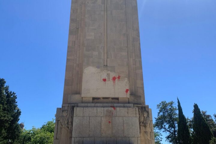 Han tacat amb pintura vermella el monòlit de la Feixina, a Palma (fotografia: Europa Press).