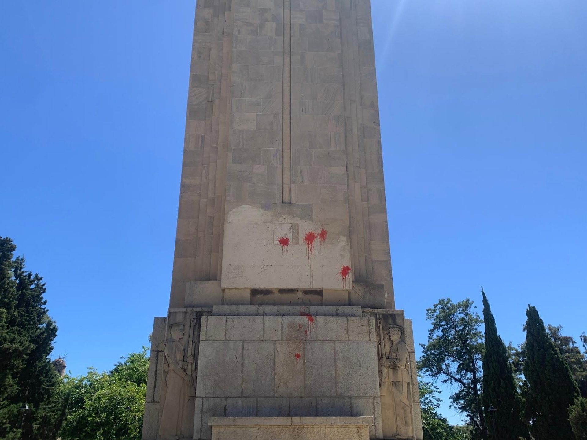 Han tacat amb pintura vermella el monòlit de la Feixina, a Palma (fotografia: Europa Press).