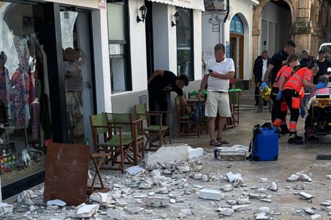 Tres dones ferides pel despreniment d’una cornisa a la plaça Nova de Ciutadella