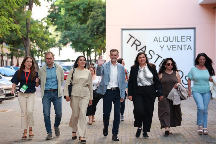 El candidat de Por Andalucía a la presidència de la Junta, Antonio Maíllo, a l’arribada a la seu regional a Sevilla per seguir l’escrutini de les eleccions, el 17 de maig de 2026. Fotografia: Rocío Ruz / Europa Press