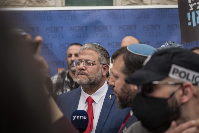 El ministre ultra Ben-Gvir penja un vídeo escridassant i humiliant els activistes de la flotilla