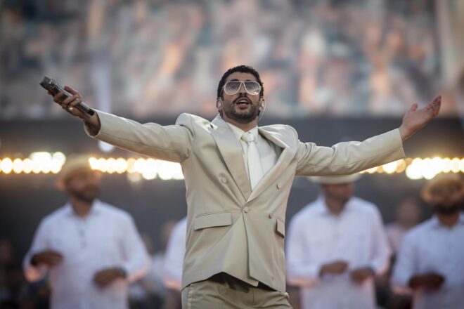 Bad Bunny encén Barcelona, amb la presència en l’escenari de mig equip del Barça