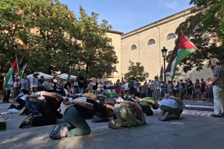 Concentració i 'performance' per a protestar per la situació dels presoners palestins a Israel i per les càrregues policíaques a l'aeroport de Loiu contra activistes de la Global Sumud Flotilla (fotografia: Europa Press).