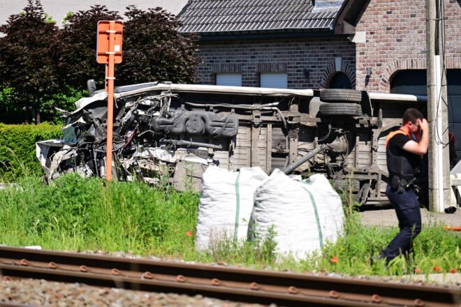 Un xoc entre un tren i un autobús escolar causa quatre morts, dos d’ells menors, a Flandes