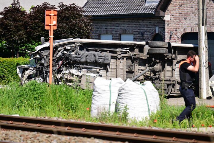 El minibús en què viatjaven els menors, després de l'accident (fotografia: Europa Press / Belga Press / Dirk Waem.)