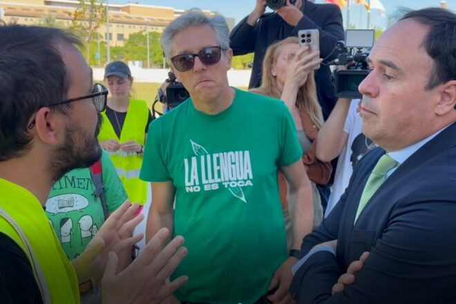“Jo no sóc Superman”, la resposta de Pérez Llorca a un grup de docents en vaga que li demanen que intervinga en la negociació