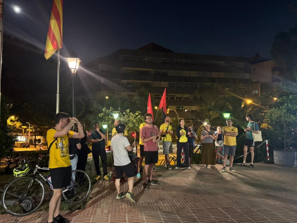 Els sindicats fan una crida a concentrar-se ara a les portes del Departament d’Educació, a Barcelona