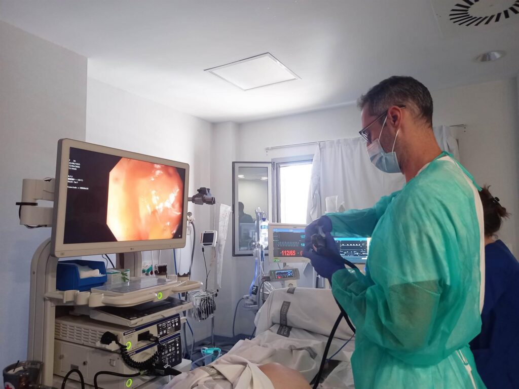 L’Hospital de Manises fa el primer trasplantament de microbiota fecal per tractar infeccions intestinals