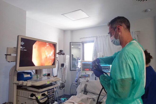 L’Hospital de Manises fa el primer trasplantament de microbiota fecal per tractar infeccions intestinals