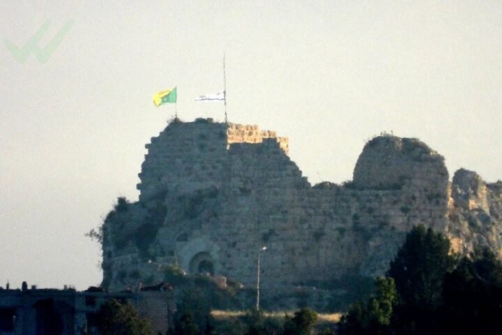 La bandera d’Israel oneja sobre el castell croat de Beaufort, al sud del Líban, el 31 de maig de 2026.