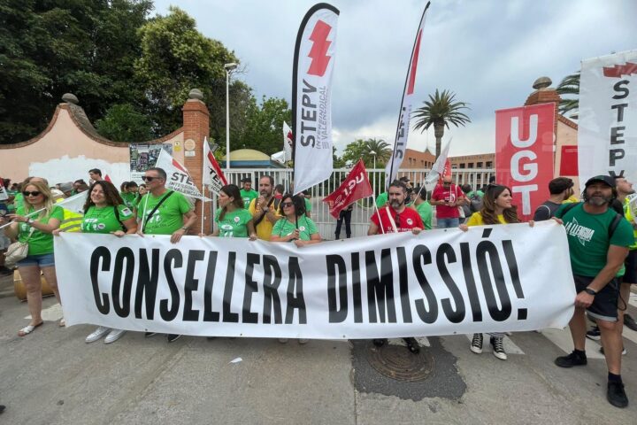 Imatge de manifestants a les portes de la Conselleria d’Educació, a València.