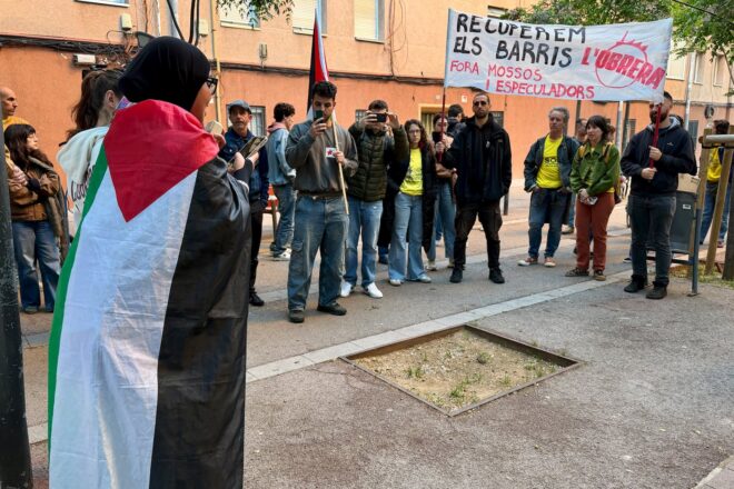 Concentració a l’institut escola de Sabadell en contra de la presència d’un mosso al centre