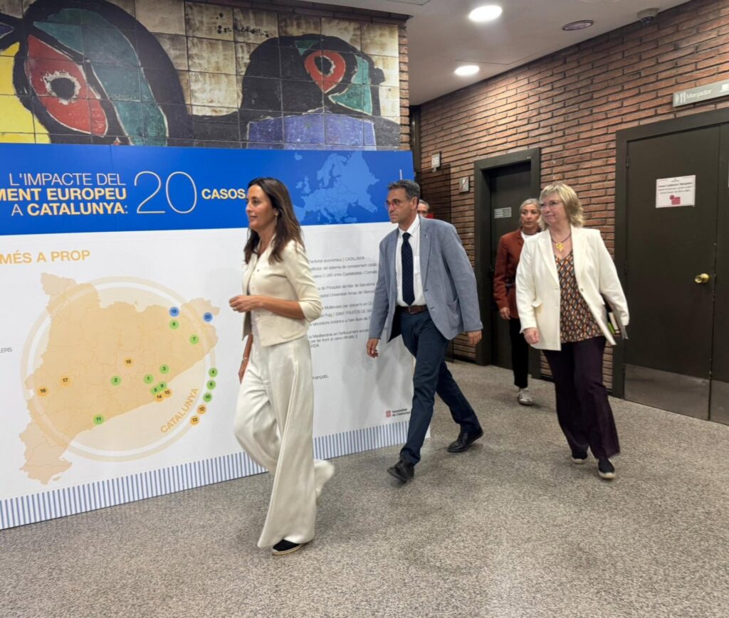Niubó no convenç els sindicats, que s’indignen i es tanquen a passar la nit al Departament d’Educació