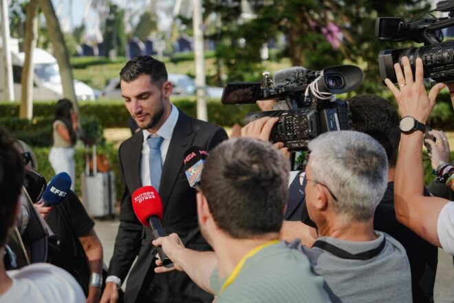La denunciant de Rafa Mir ratifica que la va agredir sexualment dues vegades, però ell diu que hi va consentir
