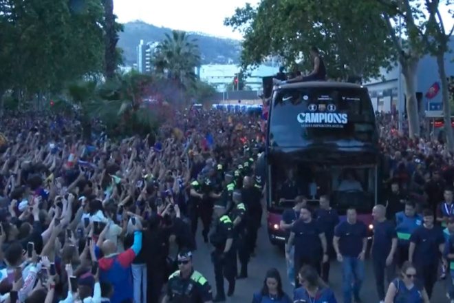 Comença la rua del Barça per a celebrar la lliga amb els afeccionats