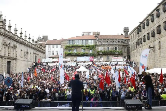 Milers de persones participen en una manifestació en favor del gallec a Sant Jaume de Galícia
