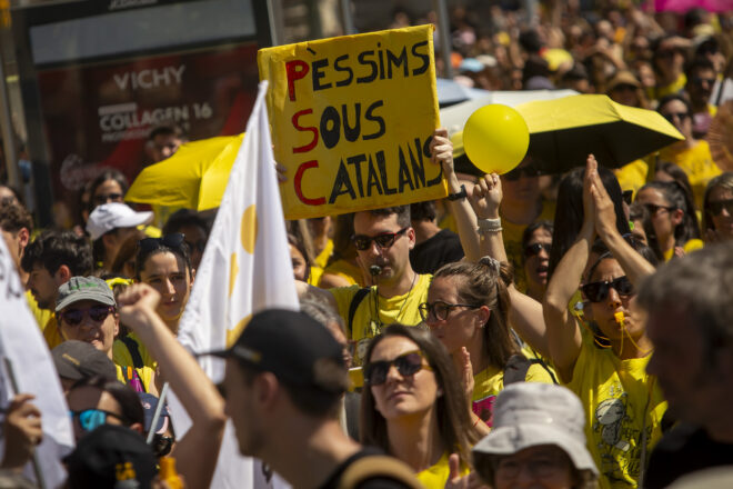 Els sindicats majoritaris de docents desconvoquen les vagues al Principat fins a saber el resultat de la consulta