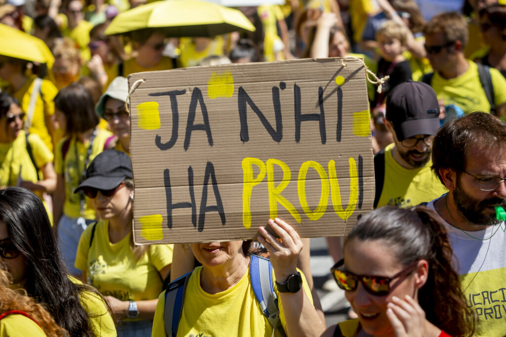 Per què la CGT, la Intersindical i la COS defensen el “no” a la consulta de docents?