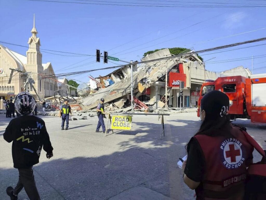 Catorze morts pel cap baix en un terratrèmol de magnitud 7,8