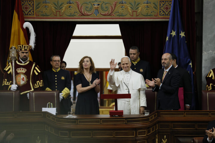 Lleó XIV va poder parlar ahir a Madrid davant el parlament espanyol, invocant la seua condició de cap d'estat (fotografia: Agència EFE).